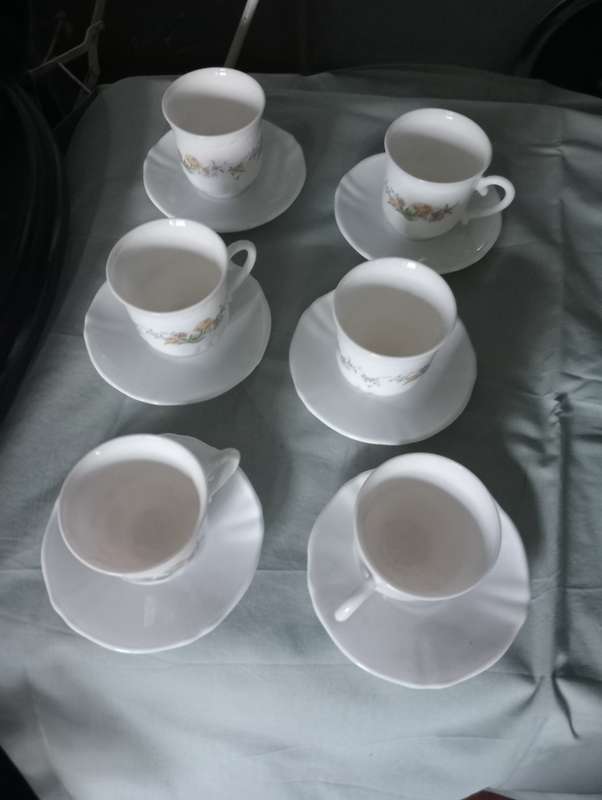 VINTAGE 12 PIECE CUPS AND SAUCERS
