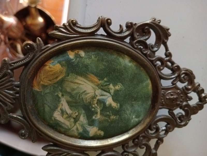 VINTAGE 15CM ITALIAN FRAME WITH SILK PRINT NR 1