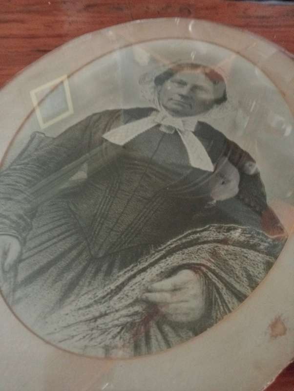 ANTIQUE 1920 POTO WITH GLASS