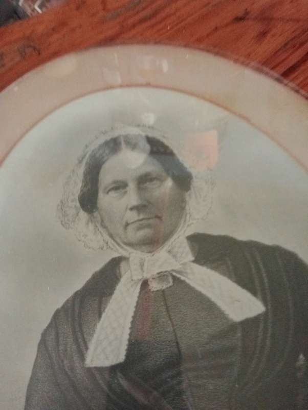 ANTIQUE 1920 POTO WITH GLASS