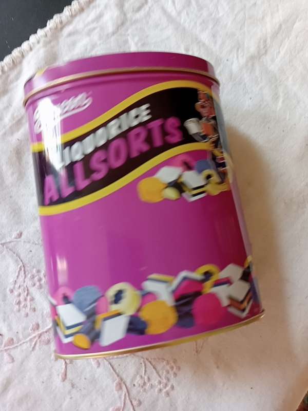 VINTAGE 200GRAM LQUORICE TIN
