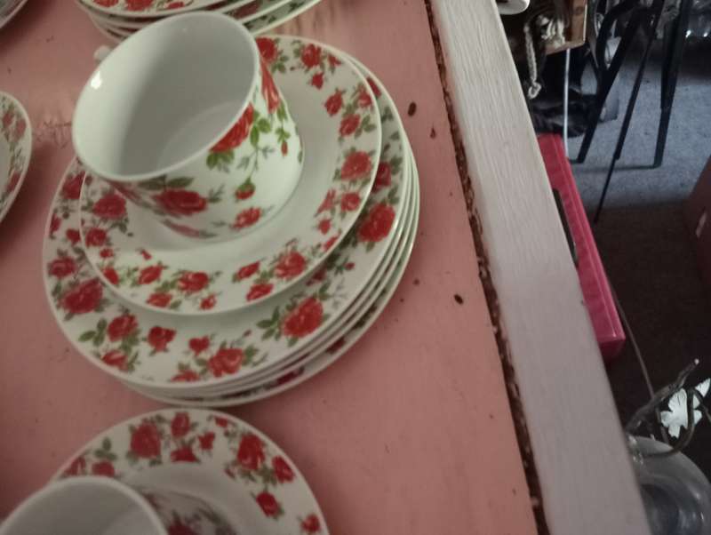 VINTAGE 20 PIECE PARTLY ENGLISH ROSE TEASET