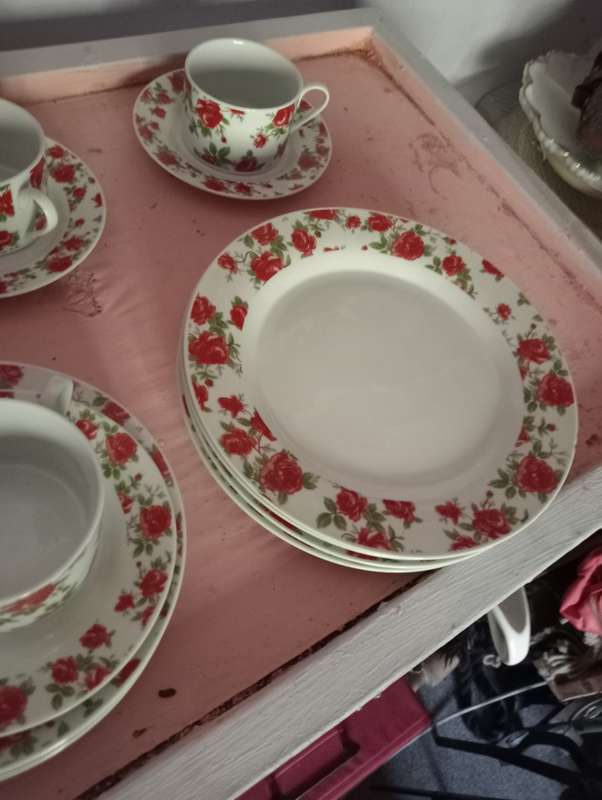 VINTAGE 20 PIECE PARTLY ENGLISH ROSE TEASET