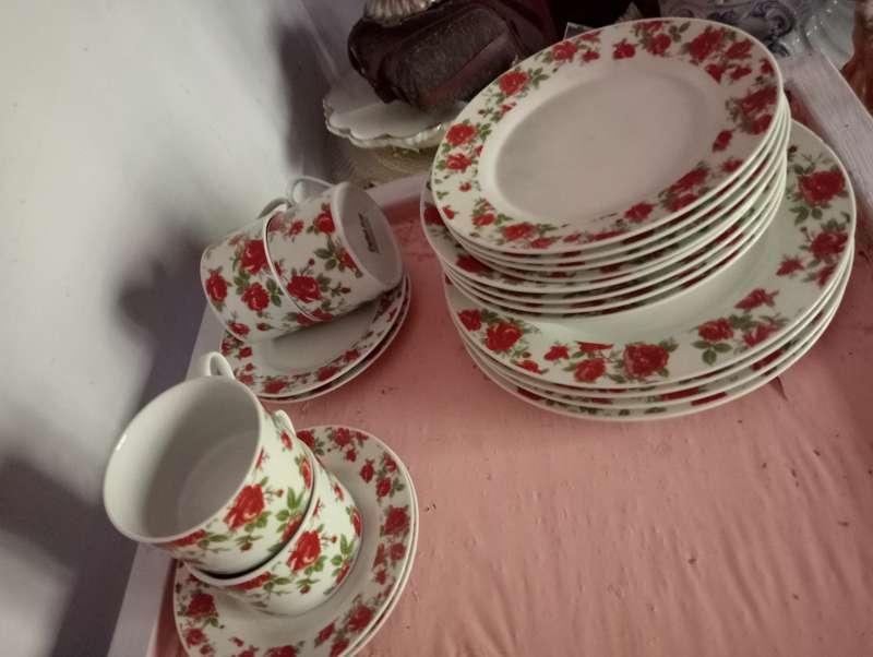 VINTAGE 20 PIECE PARTLY ENGLISH ROSE TEASET