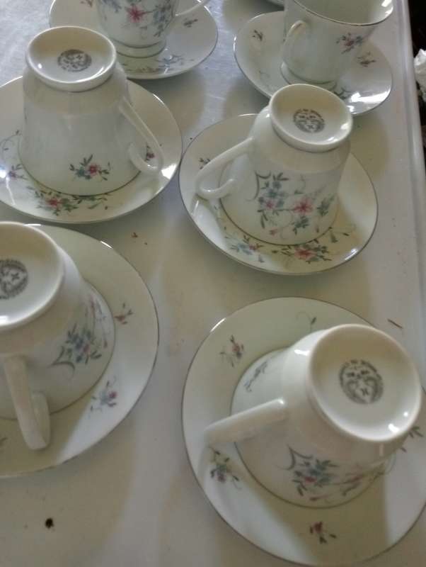 VINTAGE 21 PIECE MAKED TEASET MADE IN CHINA
