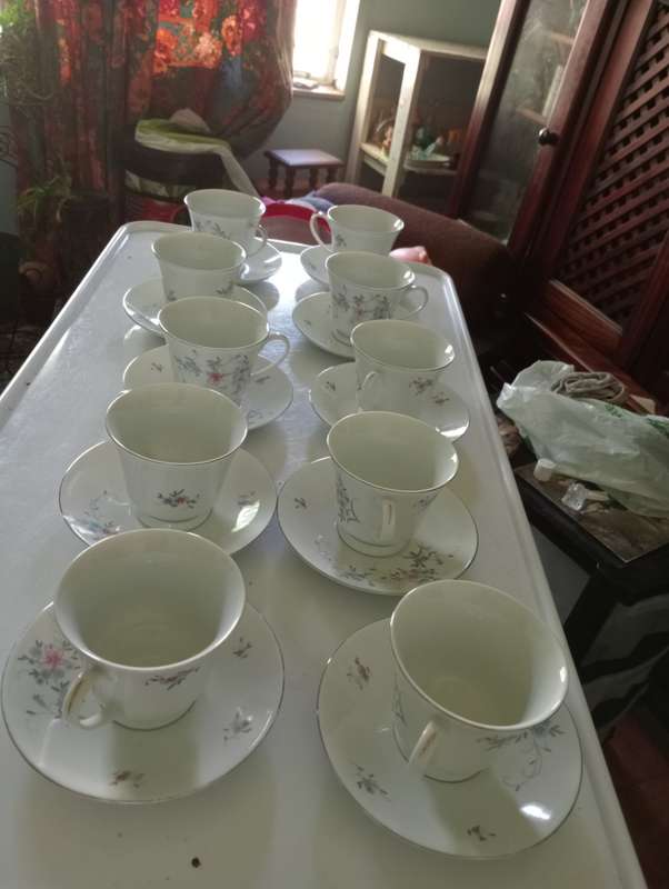 VINTAGE 21 PIECE MAKED TEASET MADE IN CHINA