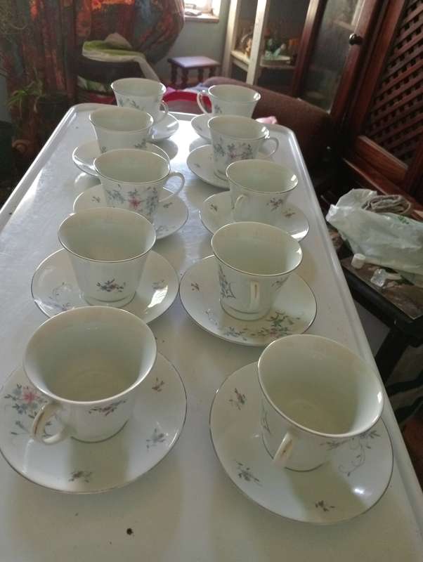VINTAGE 21 PIECE MAKED TEASET MADE IN CHINA