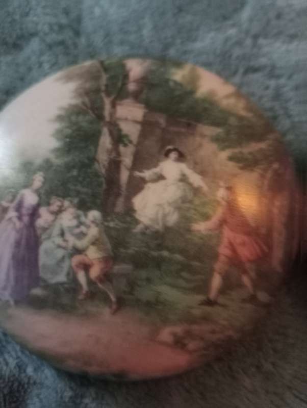 2 SMALL ANTIQUE PLASTER DECORATIONS