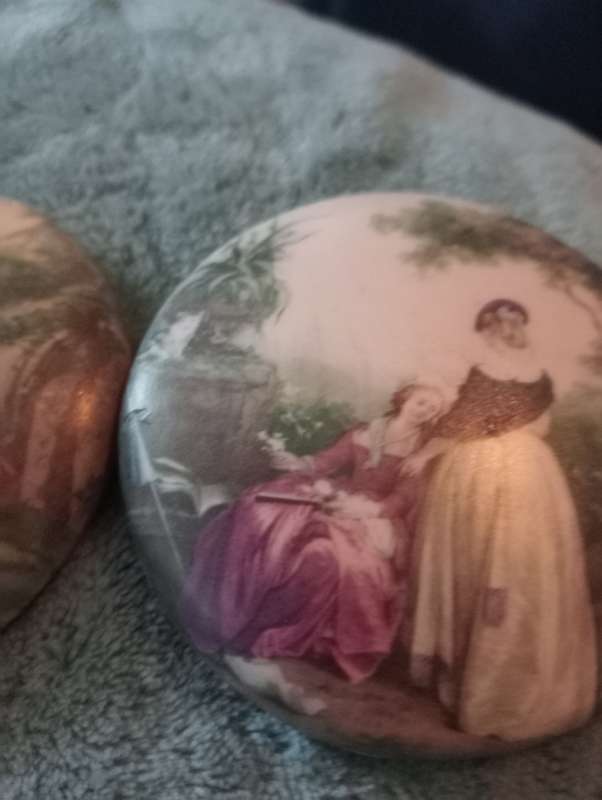 2 SMALL ANTIQUE PLASTER DECORATIONS