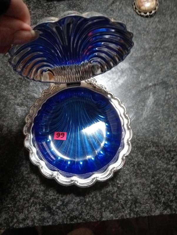 2 VINTAGE BUTTERDISHES WITH GLASS INLAY