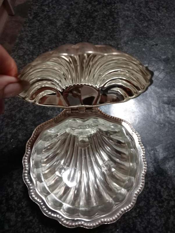 2 VINTAGE BUTTERDISHES WITH GLASS INLAY