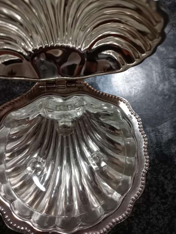 2 VINTAGE BUTTERDISHES WITH GLASS INLAY