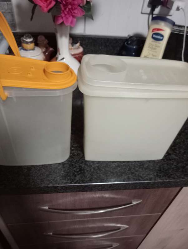 2 VINTAGE TUPPERWARE HOLDERS