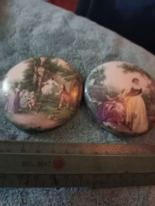 2 SMALL ANTIQUE PLASTER DECORATIONS