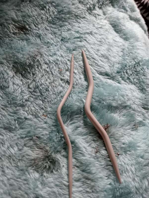2 SMALL CABLE NEEDLES