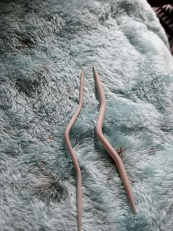 2 SMALL CABLE NEEDLES