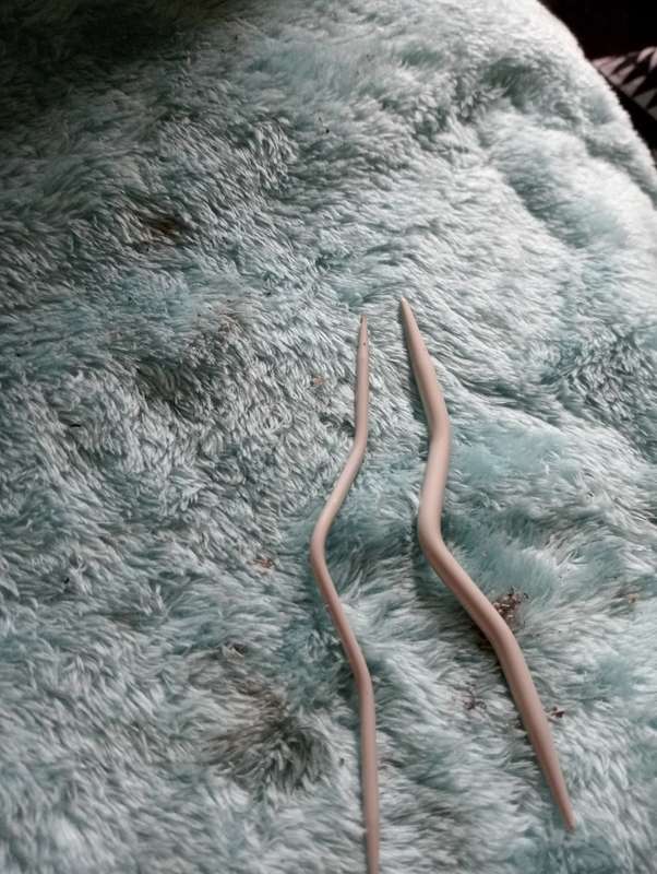 2 SMALL CABLE NEEDLES