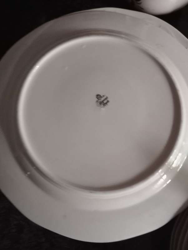 VINTAGE 37 PIECE ROYAL HUGUENOT SET