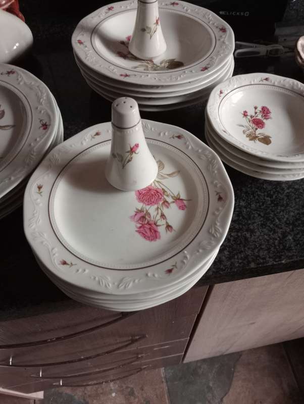 VINTAGE 37 PIECE ROYAL HUGUENOT SET