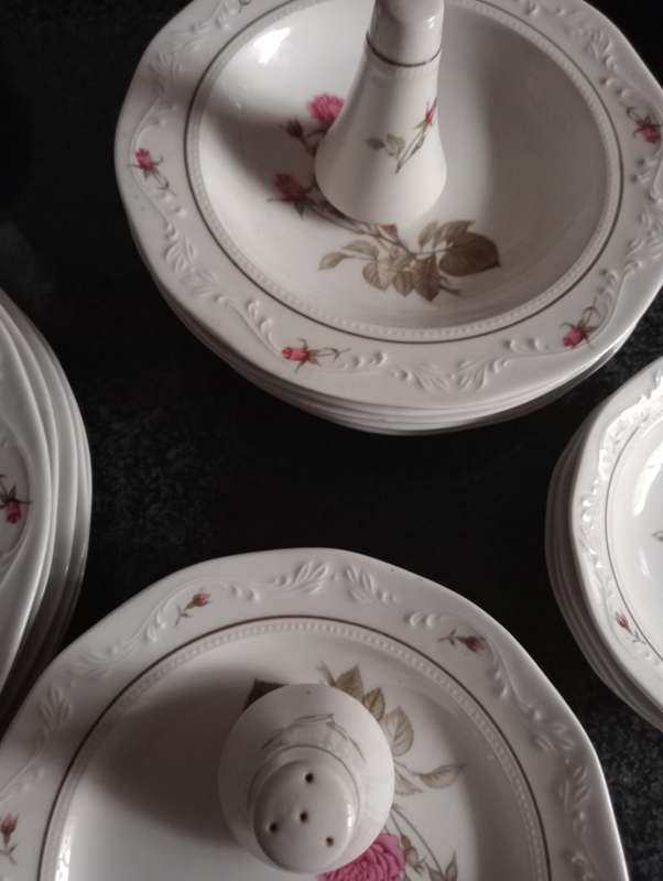 VINTAGE 37 PIECE ROYAL HUGUENOT SET