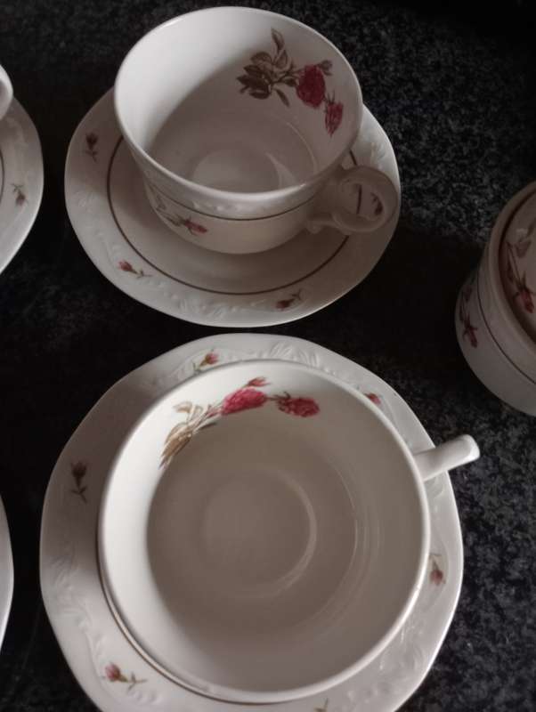VINTAGE 37 PIECE ROYAL HUGUENOT SET