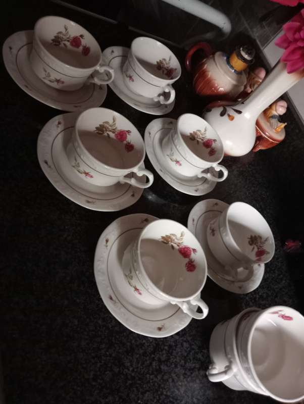 VINTAGE 37 PIECE ROYAL HUGUENOT SET
