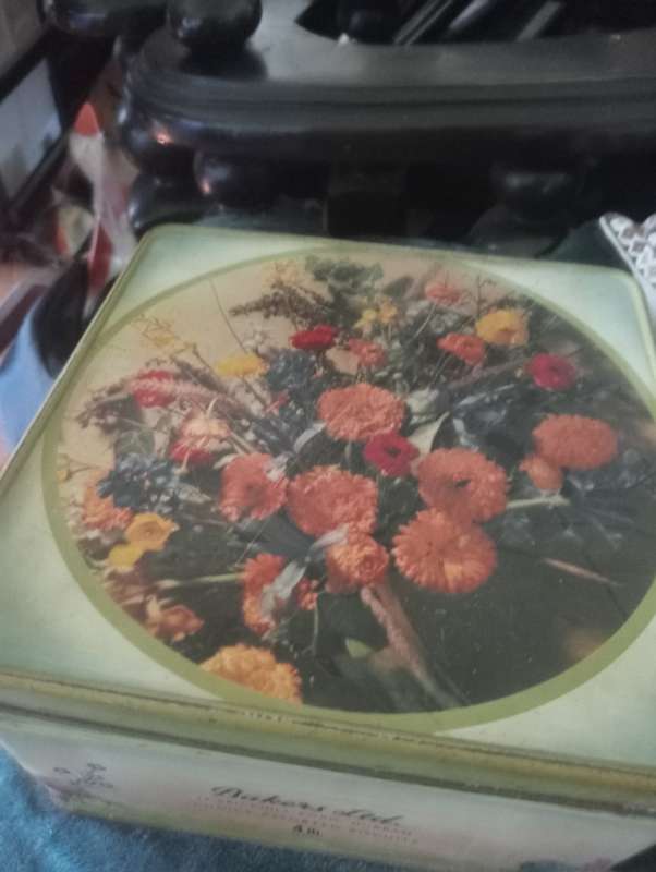 VINTAGE 4LB BAKERS TIN