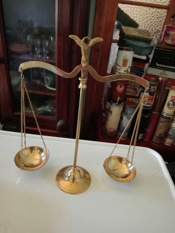 4 VINTAGE BRASS BALANCING SCALES