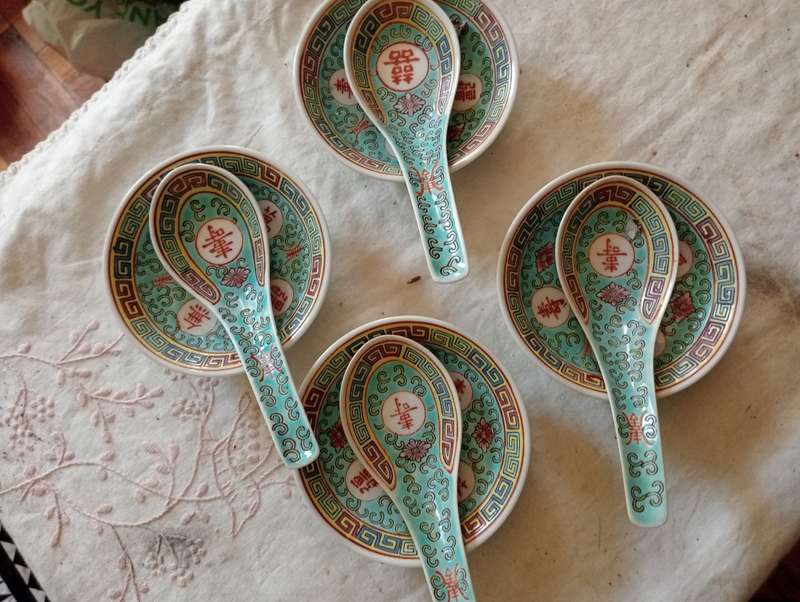4 VINTAGE SMALL CHINESE BOWLS AND 4 SPOONS