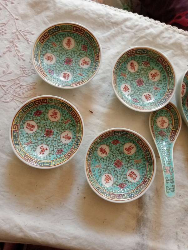 4 VINTAGE SMALL CHINESE BOWLS AND 4 SPOONS
