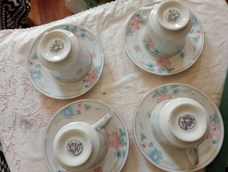 VINTAGE 8 PIECE HIGH TEA CUPS AND SAUCERS