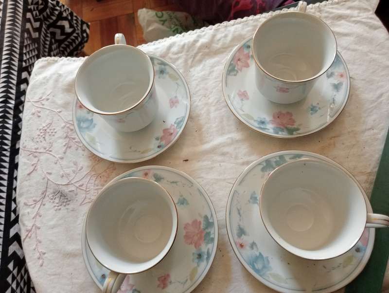 VINTAGE 8 PIECE HIGH TEA CUPS AND SAUCERS