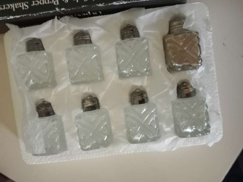 8 PIECE SMALL SILVERPLATED SALT AND PEPPER SET