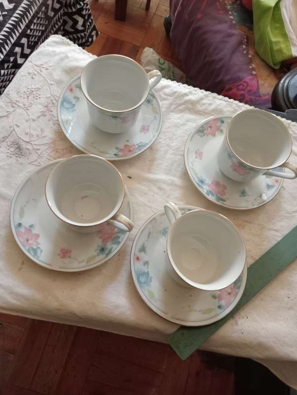 VINTAGE 8 PIECE HIGH TEA CUPS AND SAUCERS