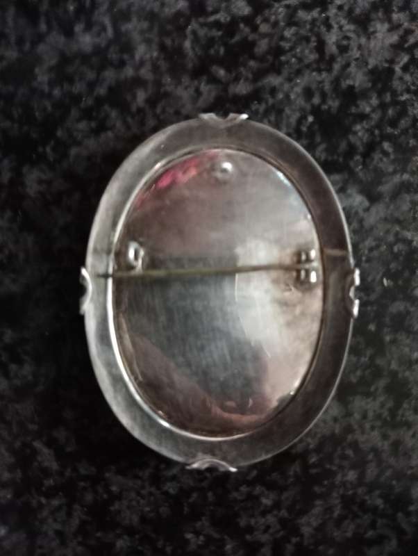 925 STERLING SIVER BROOCH WITH SILVER ARROUND