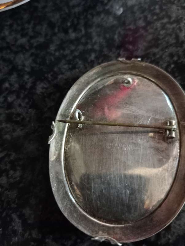 925 STERLING SIVER BROOCH WITH SILVER ARROUND
