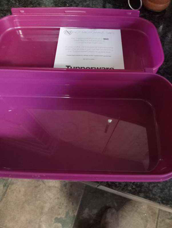 NEW 980 ML TUPPERWARE LUNCHBOX