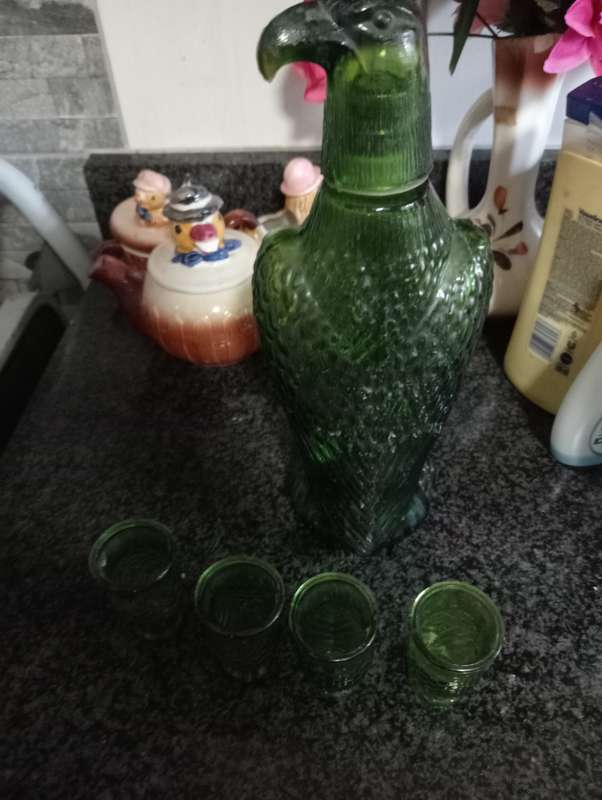 VINTAGE AMERICAN EAGLE DECANTER SET WITH 4 SHOT GLASSES