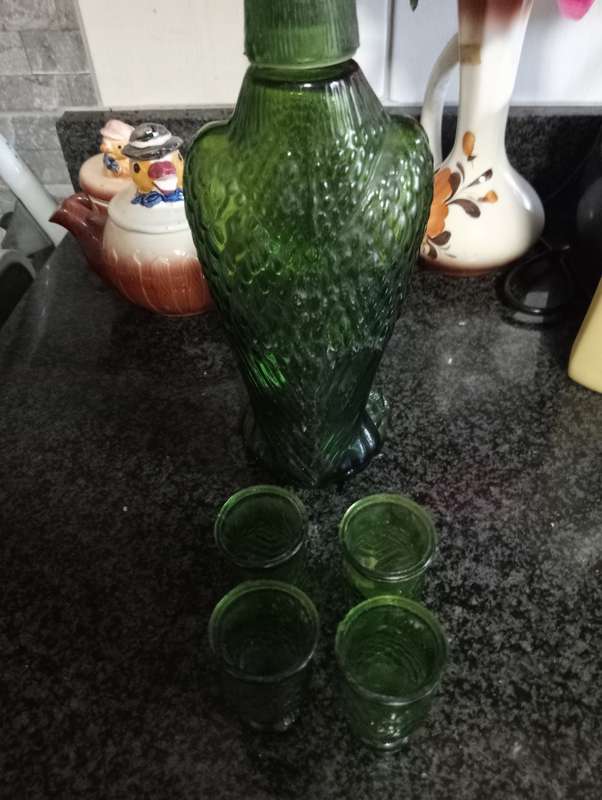 VINTAGE AMERICAN EAGLE DECANTER SET WITH 4 SHOT GLASSES