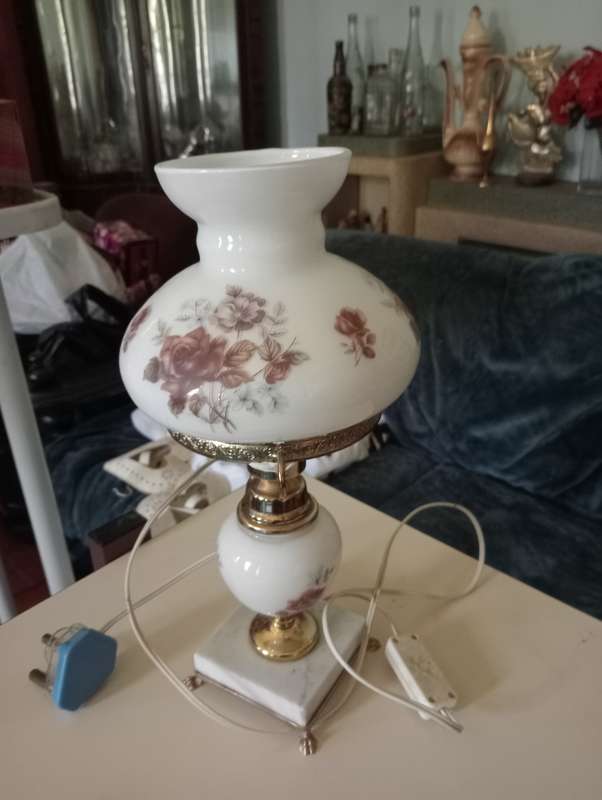 ANTIQUE PORCELAIN LAMP WITH BRASS