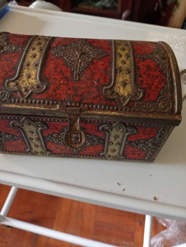 ANTIQUE COLLECTABLE  TIN