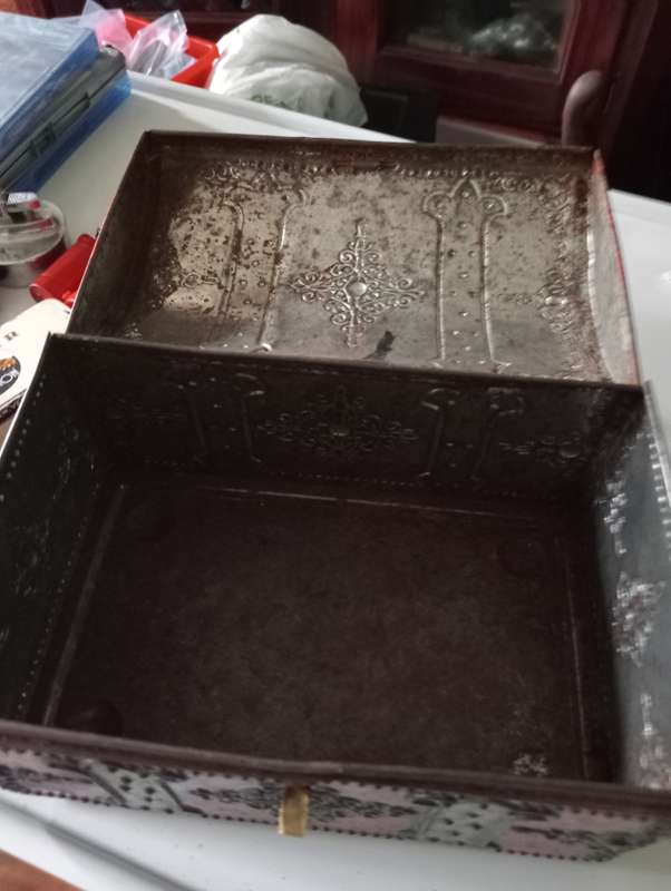 ANTIQUE COLLECTABLE  TIN