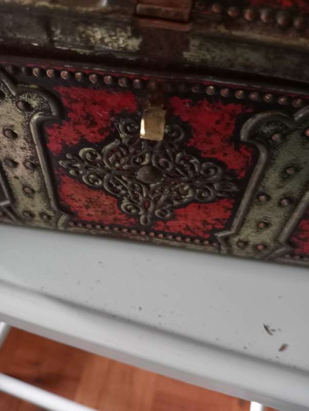 ANTIQUE COLLECTABLE  TIN