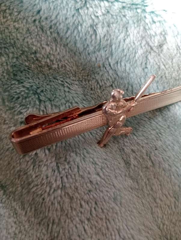 VINTAGE BATSMAN CRIKETEER TIE CLIPPER