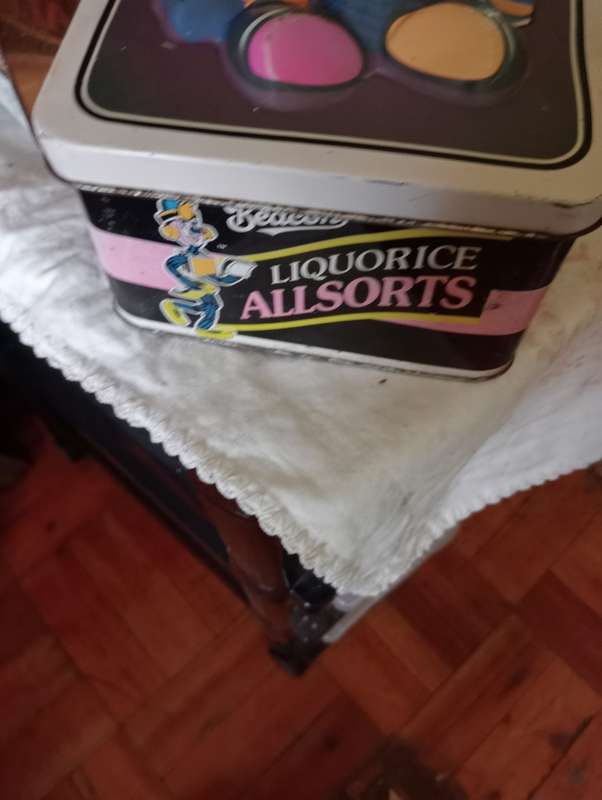 VINTAGE COLLECTABLE LIQUIRICE TIN