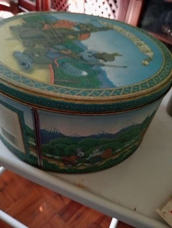 BIG VINTAGE BEAR CHOICE ASSORTED TIN