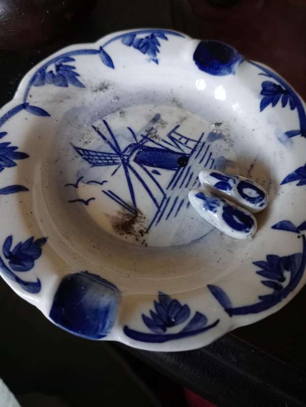 VINTAGE BLUE AND WHITE ASHTRAY