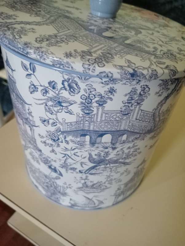 VINTAGE BLUE COLLECTABLE COOKIE TIN