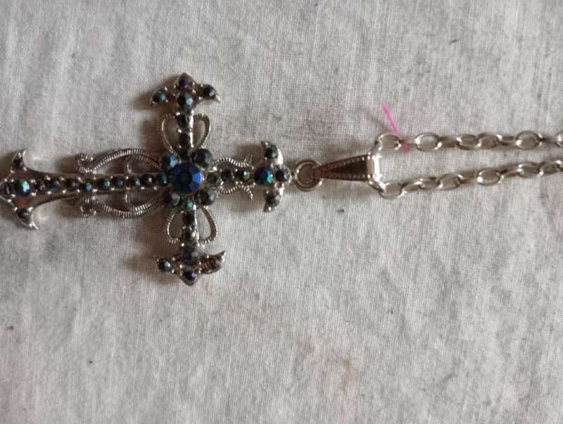 VINTAGE COSTUME JEWELRY CHAIN WITH BLUE STONES IN CROSS