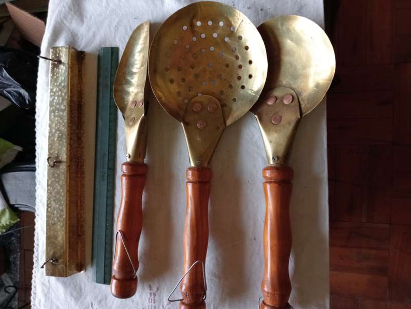 VINTAGE BRASS WALLHANGING UTENSILS